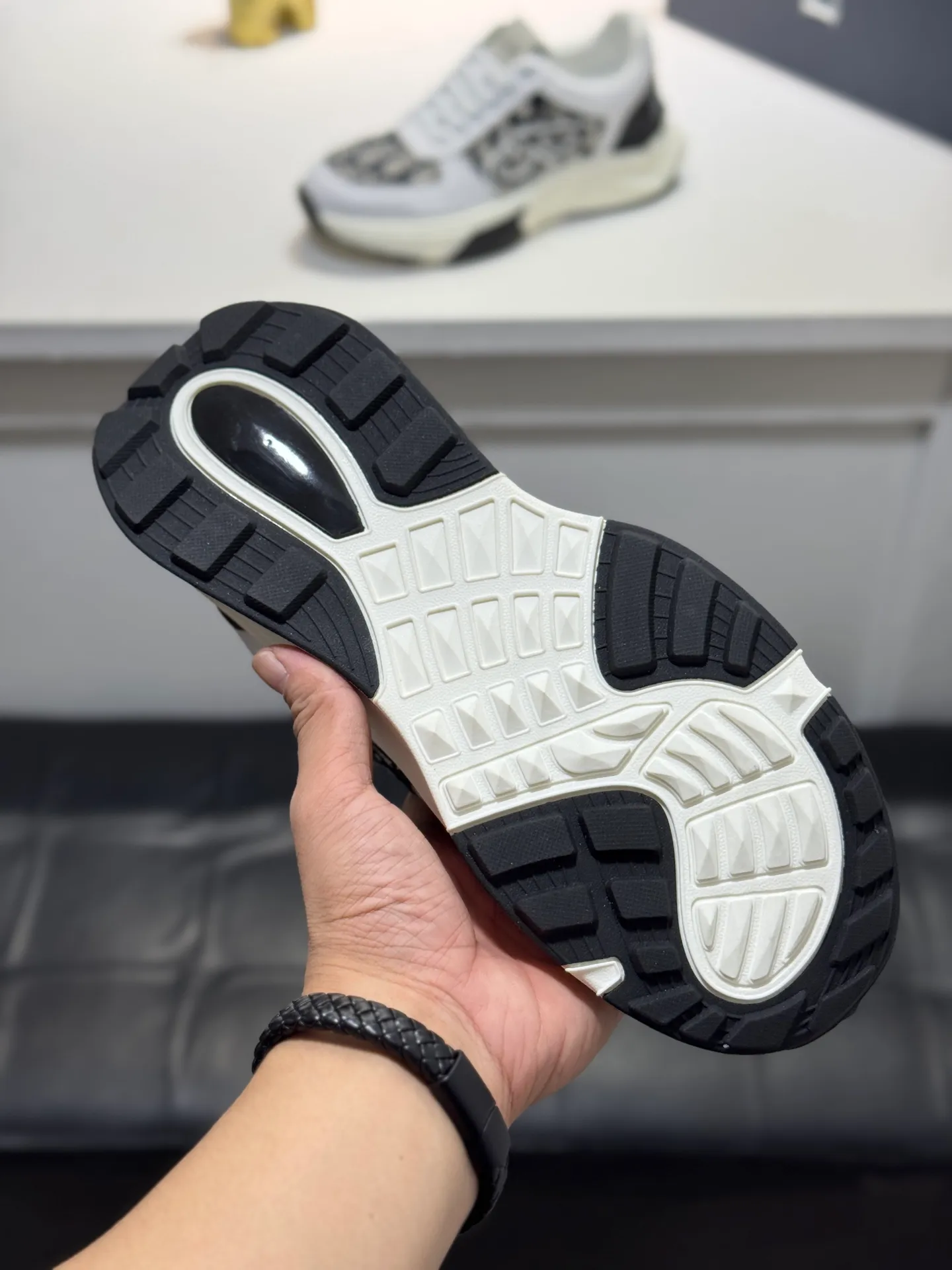 Men's shoes 💰440 [New style] 🐞🐞Original quality! Dior🔥Christan Dior (Dior) hot style [new style]⚠⚠️Top purchasing agent🔍🔍Men's HK counters are on sale simultaneously. Sole: The original sole is specially provided by the original factory. The exclusive movable molded sole is super comfortable. The original factory follows the order. 🔍🔍The high-quality multi-color splicing design is exquisite and unique. 💪Details determine the quality. We only make shoes with care. You can enter and leave the counter at will. Welcome to compare 🇮🇹 Size: 38-44 (45 customized